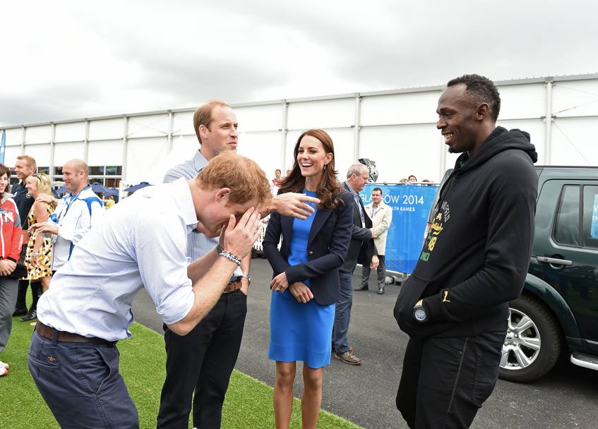 Il re dello sprint Usain Bolt incontra i duchi di Cambridge William e Catherine ai Giochi del Commonwealth. Ed Harry s&#39;inchina al pi grande (Olycom)
